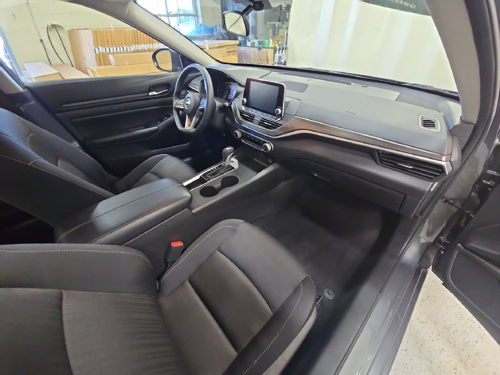 Used 2025 Nissan Altima 2.5 SV FWD image 37