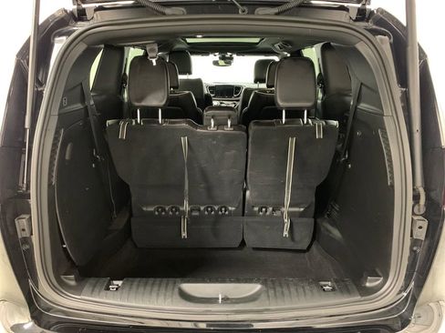 Used 2025 Chrysler Pacifica Limited image 21