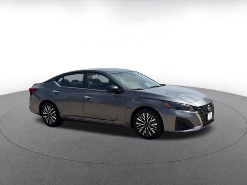 Used 2025 Nissan Altima 2.5 SV FWD image 2