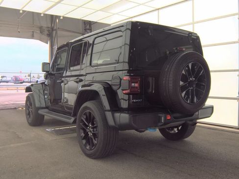 Used 2022 Jeep Wrangler Unlimited Sahara w/ Cold Weather Group AWD/4WD image 4