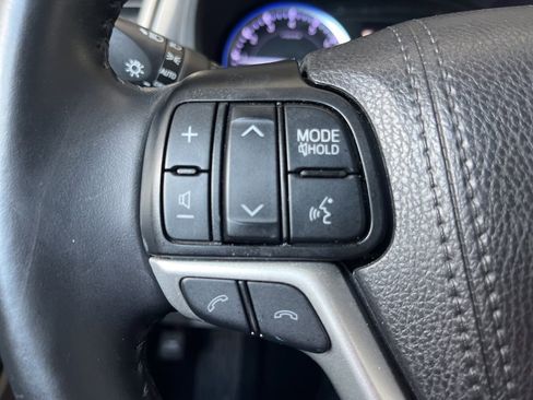Used 2019 Toyota Highlander Limited FWD image 2