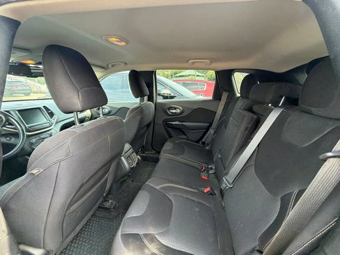 Used 2015 Jeep Cherokee Latitude w/ Comfort/Convenience Group AWD/4WD image 12