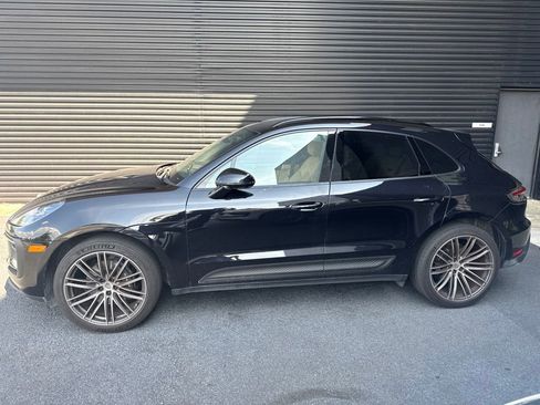 Certified 2024 Porsche Macan AWD/4WD image 2