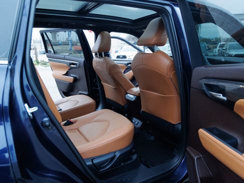 Used 2021 Toyota Highlander Platinum image 47