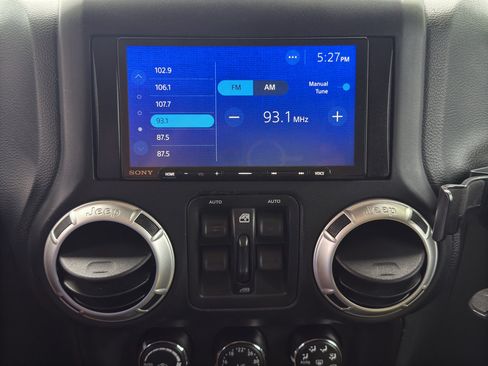 Used 2018 Jeep Wrangler Unlimited Sahara w/ Dual Top Group AWD/4WD image 15