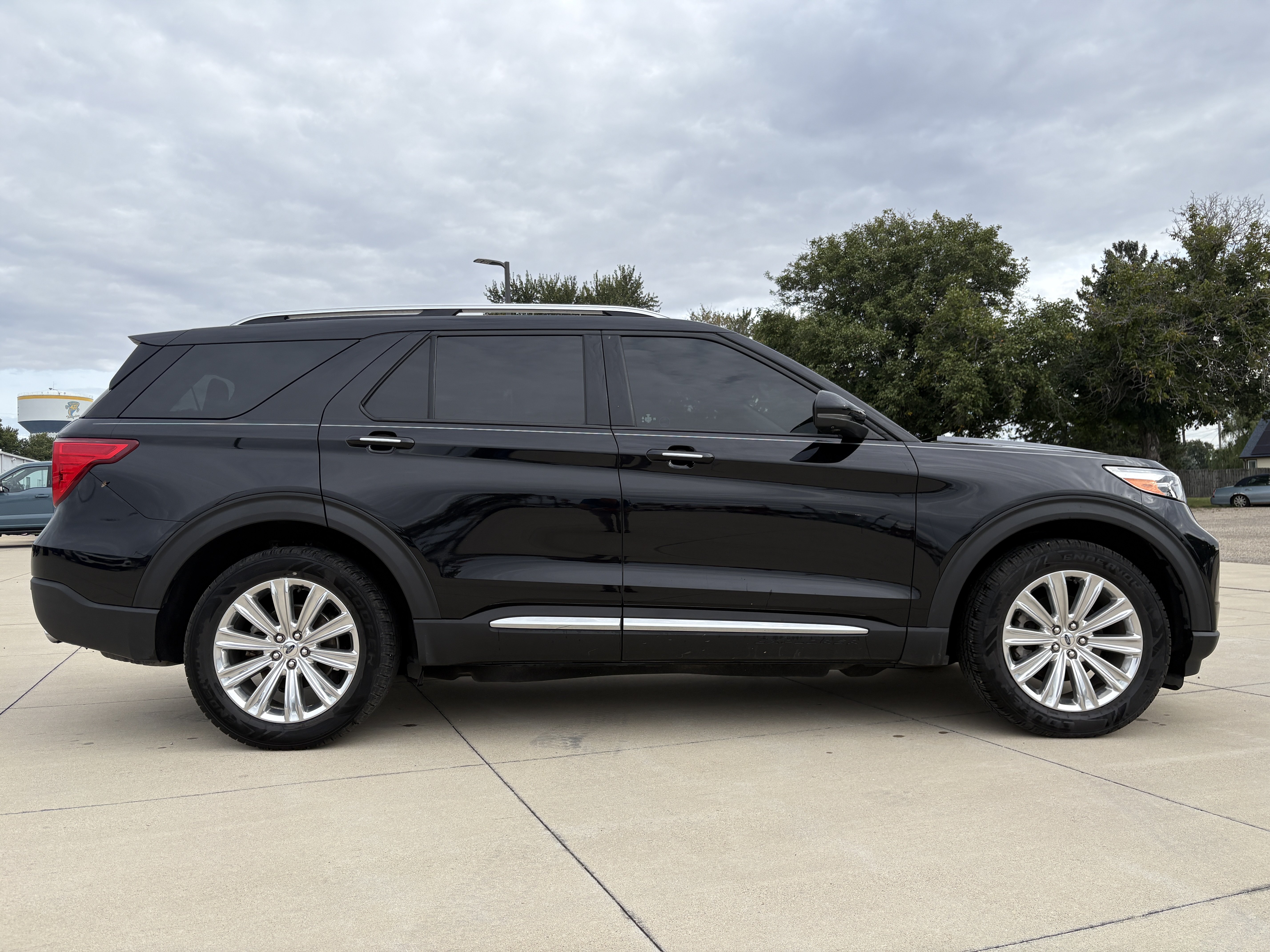 Certified 2020 Ford Explorer Limited AWD/4WD image 4