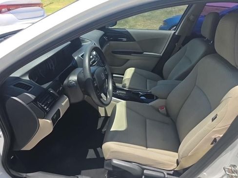Used 2017 Honda Accord LX image 7