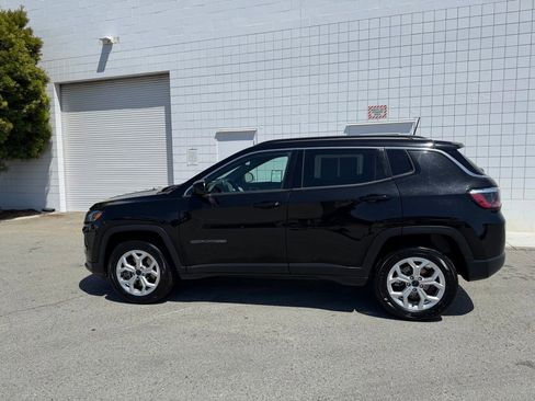 Used 2025 Jeep Compass Latitude AWD/4WD image 3