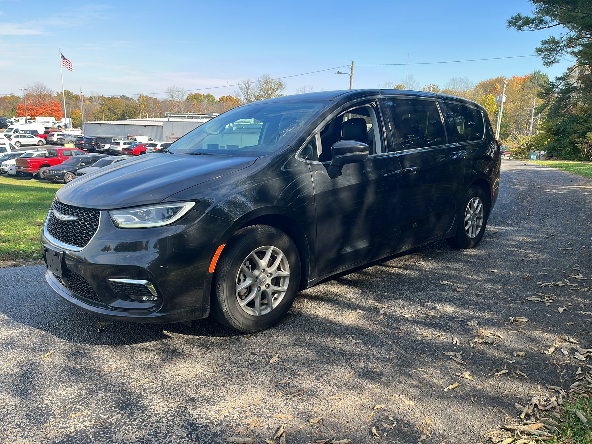 Used 2023 Chrysler Pacifica Touring-L FWD image 12