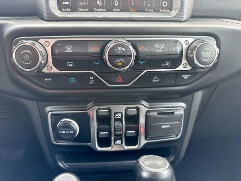 Used 2023 Jeep Wrangler Unlimited Sahara AWD/4WD image 17