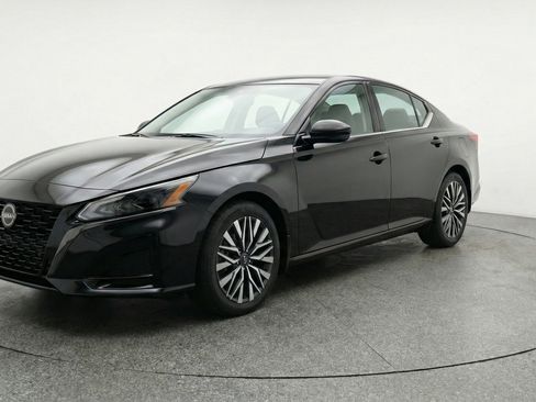 Used 2025 Nissan Altima 2.5 SV FWD image 3