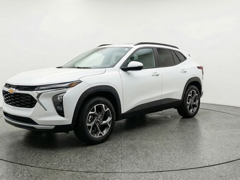 Used 2025 Chevrolet Trax LT image 3