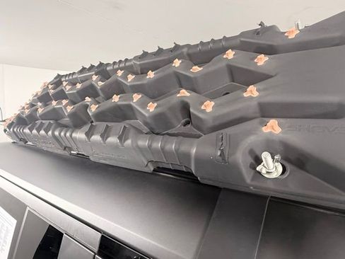 Used 2023 Land Rover Defender 130 SE image 18