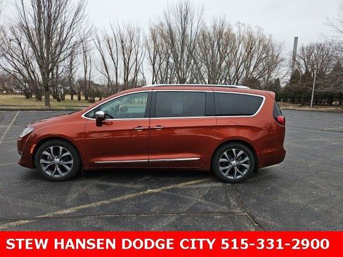Used 2018 Chrysler Pacifica Limited w/ Tire & Wheel Group image 1