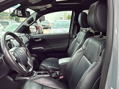 Used 2018 Toyota Tacoma TRD Sport AWD/4WD image 31