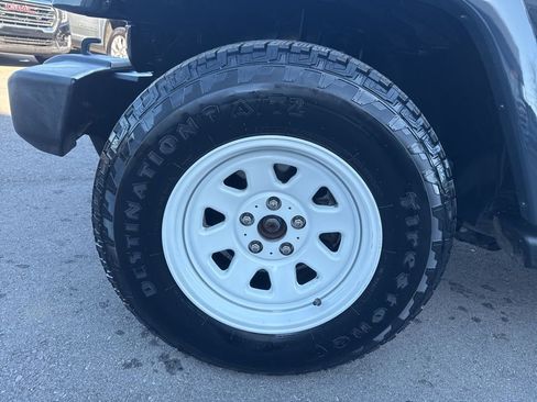 Used 2017 Jeep Wrangler Unlimited Sahara w/ Quick Order Package 24E Chief image 27