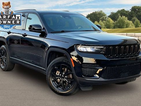 Used 2025 Jeep Grand Cherokee Altitude AWD/4WD image 2