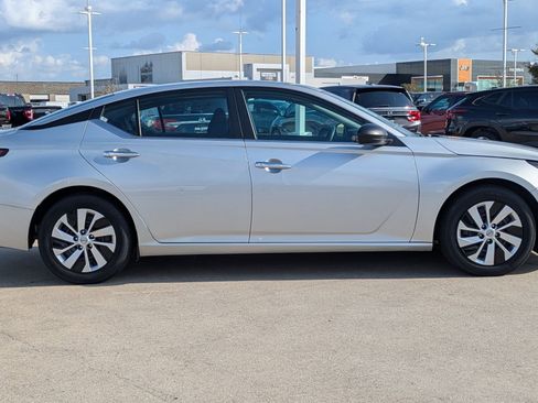 Used 2024 Nissan Altima 2.5 S image 2