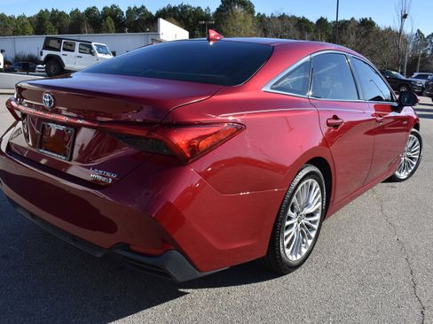 Used 2020 Toyota Avalon Limited image 9