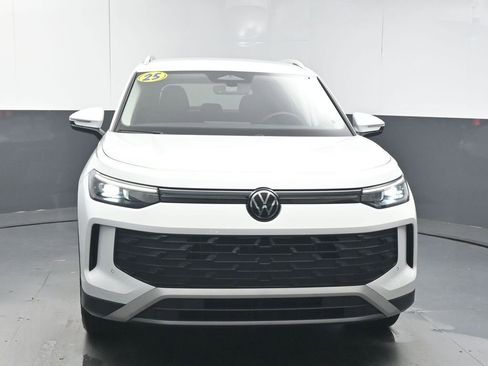 Certified 2025 Volkswagen Tiguan SE image 3