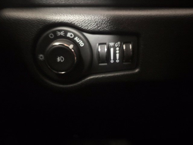 Used 2025 Chrysler Pacifica Select FWD image 32