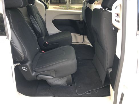 Used 2021 Chrysler Voyager LX image 18