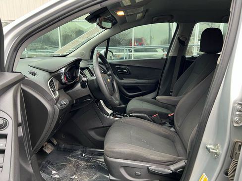 Used 2020 Chevrolet Trax LS AWD/4WD image 9