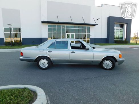 Used 1990 Mercedes-Benz 300 SE image 3