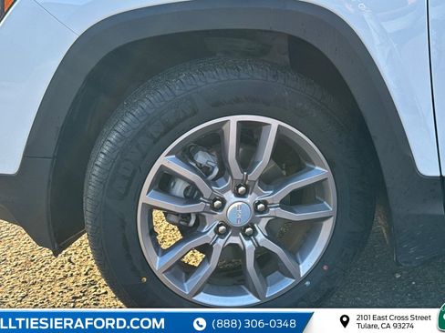 Used 2024 GMC Terrain SLT image 12