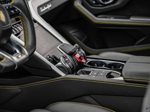 Used 2022 Lamborghini Urus AWD/4WD image 60
