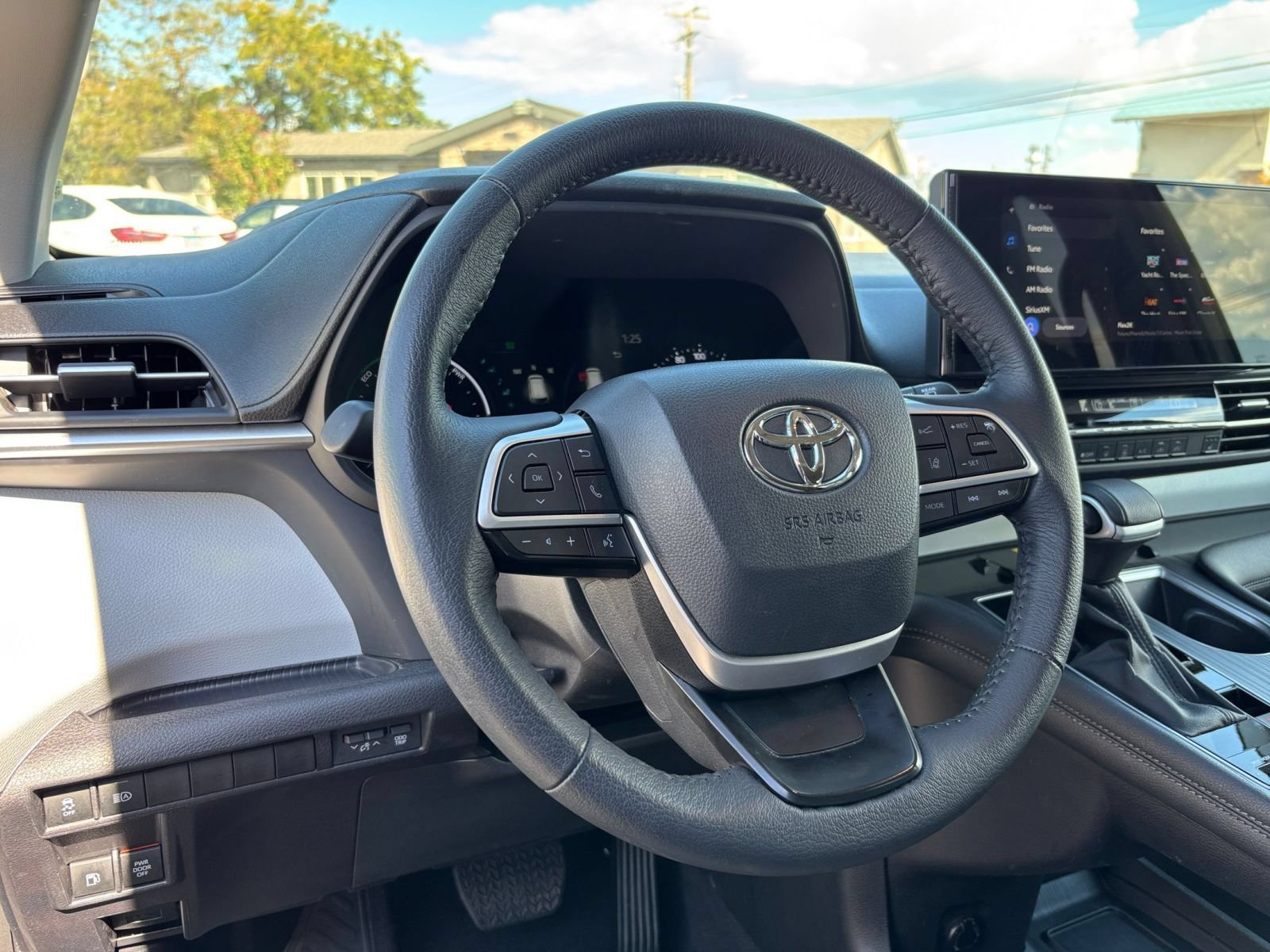 Used 2025 Toyota Sienna XLE FWD image 36