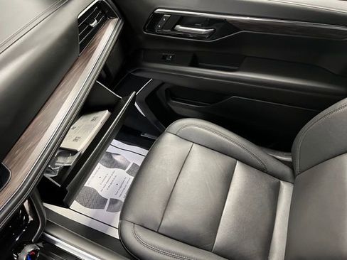 Used 2025 Chevrolet Suburban LT w/ Comfort Package image 37