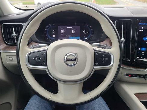 Used 2022 Volvo XC60 B5 Momentum image 26