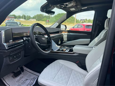 Used 2026 Cadillac Escalade Platinum Sport w/ LPO, ONYX Package AWD/4WD image 7