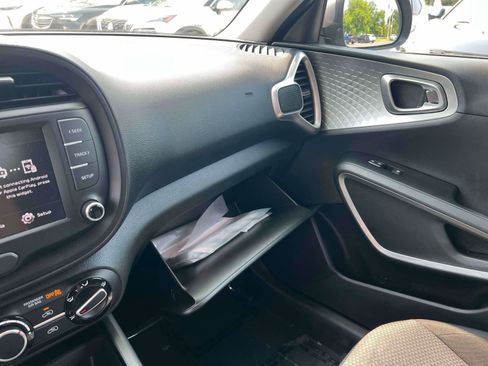 Used 2025 Kia Soul LX w/ LX Technology Package FWD image 11