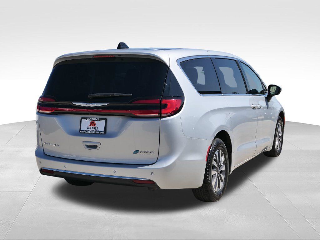 Certified 2023 Chrysler Pacifica Touring-L FWD image 2
