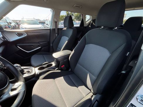 Used 2025 Kia Soul LX w/ LX Technology Package FWD image 28