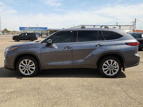 Used 2023 Toyota Highlander Limited FWD image 2