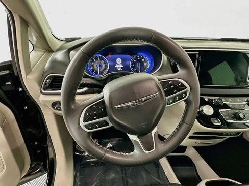 Certified 2024 Chrysler Pacifica Touring-L FWD image 18