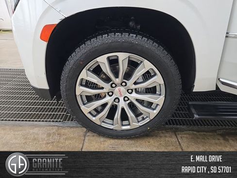 Used 2021 GMC Yukon XL Denali w/ Denali Premium Package image 27