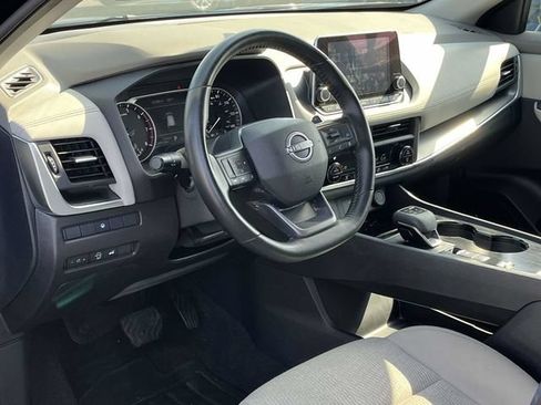 Used 2025 Nissan Rogue SV FWD image 12