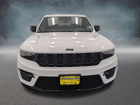 Used 2024 Jeep Grand Cherokee Altitude AWD/4WD image 2