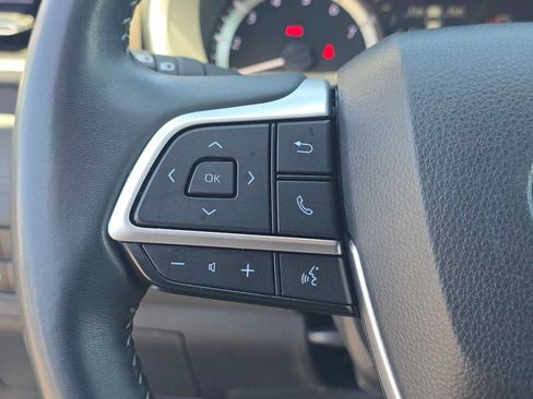 Used 2023 Toyota Highlander XLE FWD image 30