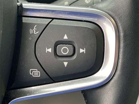 Used 2019 Volvo XC40 T4 Momentum image 24