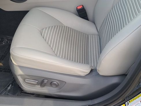 Used 2018 Toyota Camry SE image 12