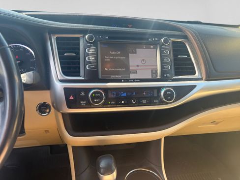 Used 2019 Toyota Highlander XLE FWD image 10