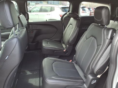 New 2026 Chrysler Pacifica Select image 9