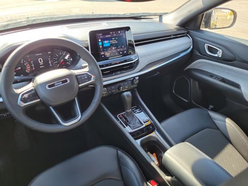 Used 2025 Jeep Compass Latitude image 20