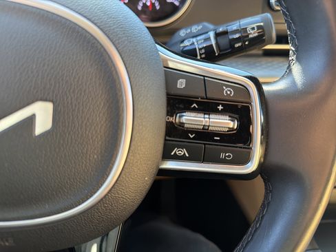 Used 2024 Kia Carnival LX image 9