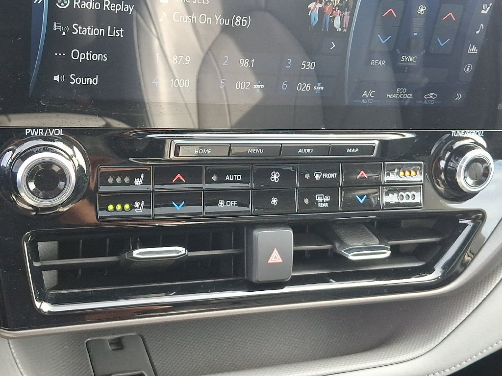 Certified 2022 Toyota Highlander Limited AWD/4WD image 16